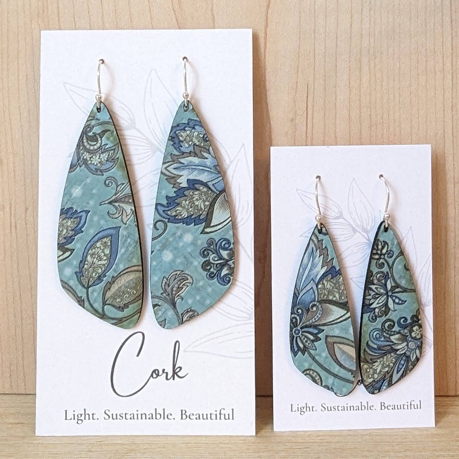 Hello Lovely Cork Co. – Engroshandel Hængeøreringe og creoløreringe – Oliven- og turkisblomstrede korkøreringe - Store vinger1
