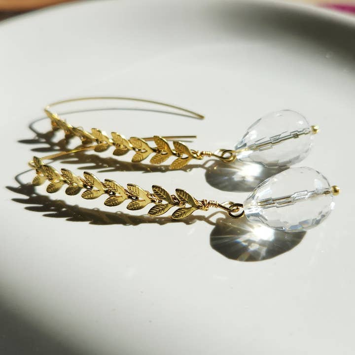 Som det ses på This Is Us, Quartz & Chevron Leaf Chain øreringe for engroshandel hos Sara Sela Jewelry