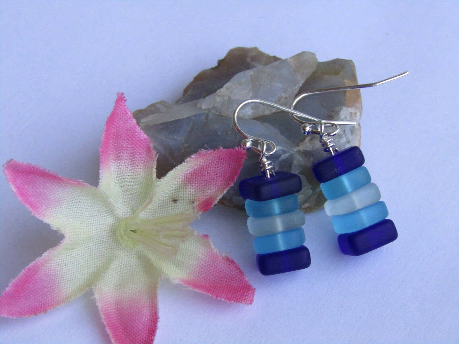 Bad Apple Designs - Venta al por mayor Pendientes colgantes - Pendientes apilados de piedras de cristal marino azul y blanco chapados en plata, para amantes de la playa, regalo para ella, pendientes únicos, minimalistas, naturales3