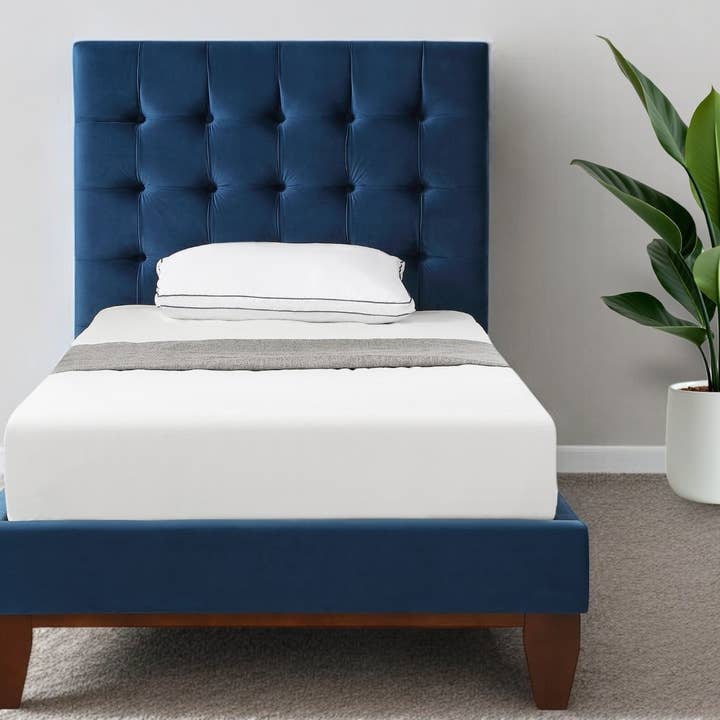 Cama de Veludo Estofada com Botões em Madeira Maciça Azul Marinho por atacado de HomeRoots