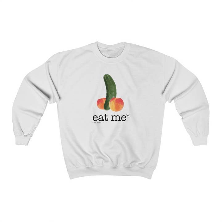 Vegan - Eat Me* Not Meat Cuke + Peaches - Pull ras du cou Heavy Blend™ unisexe pour la vente par Better Planet Studio