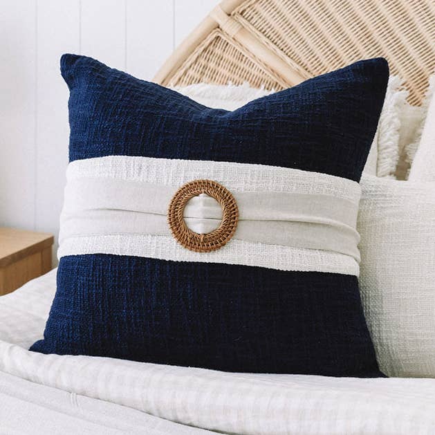 COUSSINS BLEUS DES HAMPTONS CÔTIERS AVEC BOUCLE pour la vente par The Cushion Accessory Co. Pty Ltd