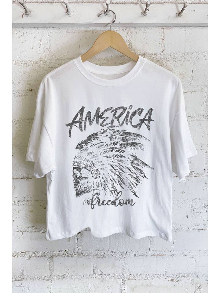 Rustee Clothing - Vendita all'ingrosso Maglietta serigrafata - Donna - TOP CORTO LUNGO CON GRAFICA DI TESCHIO E LIBERTÀ AMERICANA
