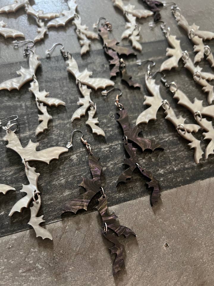 Tiered Bats for wholesale by SDM