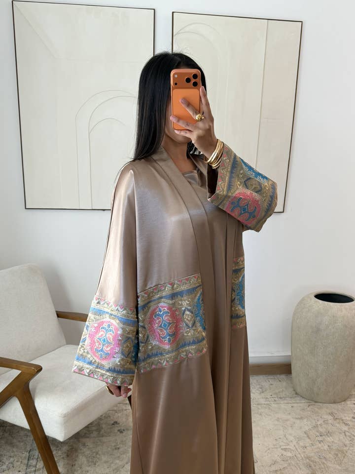 Broderad abaya-set Samya H578 för wholesale av White Icy