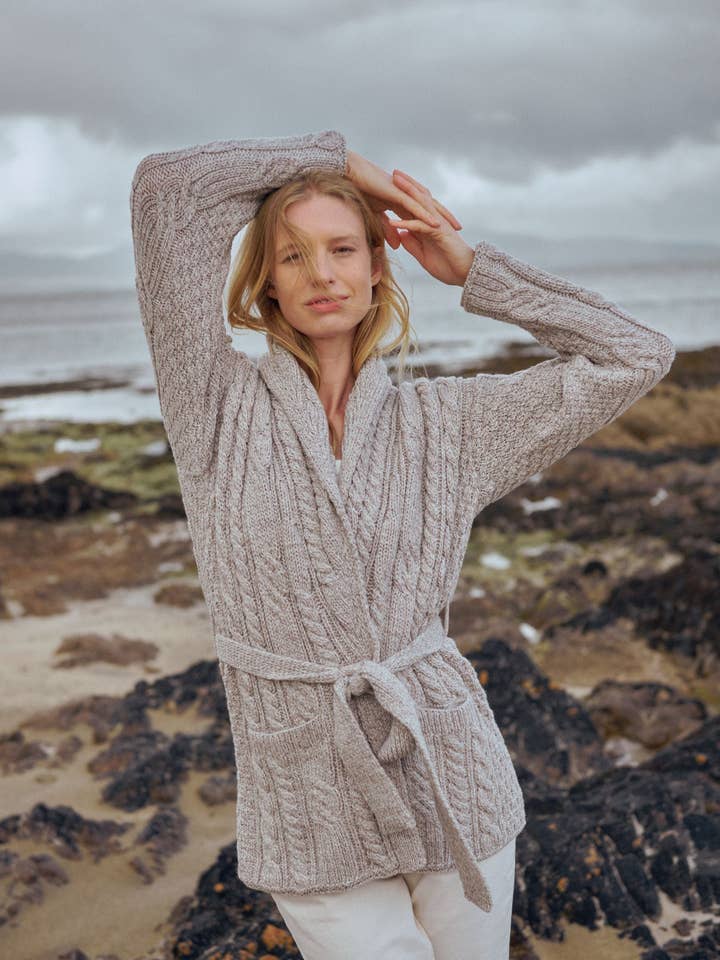 Sheeffry Shawl Vest met Aran Hals - Oat voor wholesale door Aran Woollen Mills