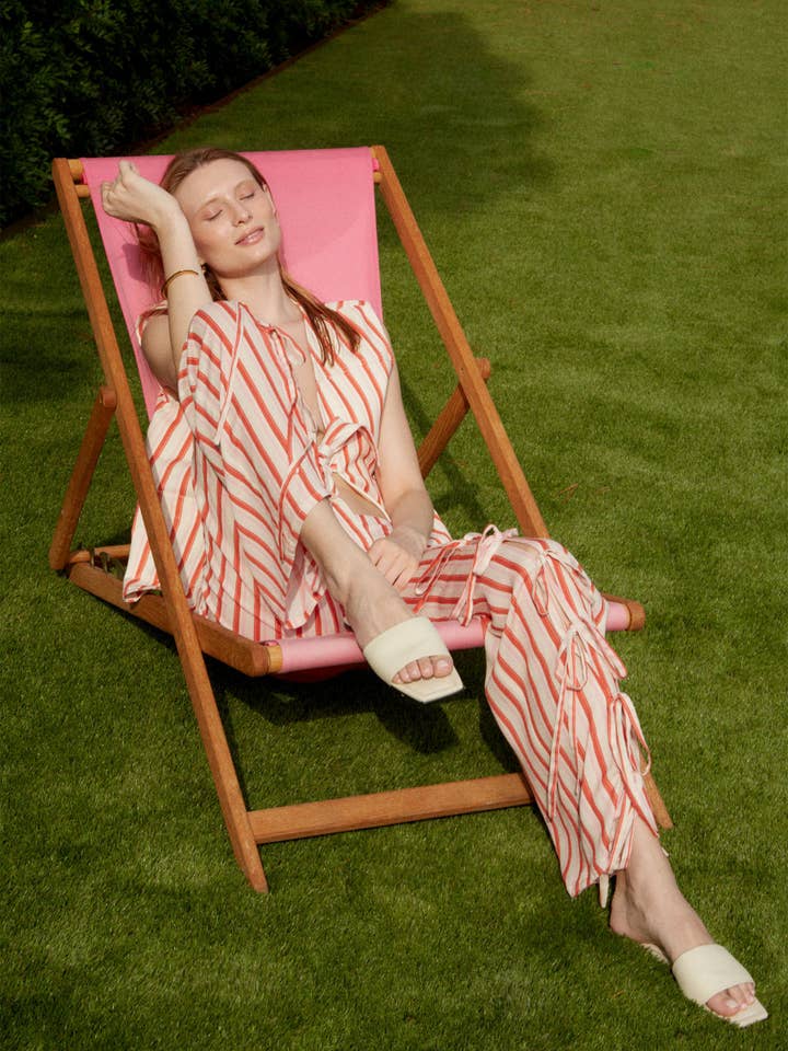 CARMEN SAYS - Wholesale Outerwear Vest - Women's - Chaleco de mezclilla estampado a rayas rojas Zinnia6