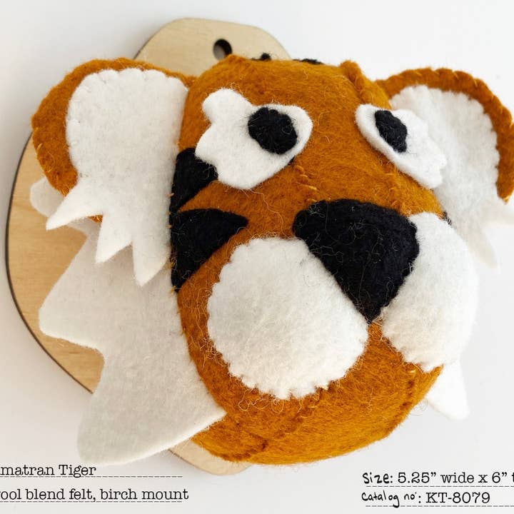 Sumatran Tiger Faux Taxidermy filtsysats med trämunn för wholesale av Jennifer Heynen Creative Co.