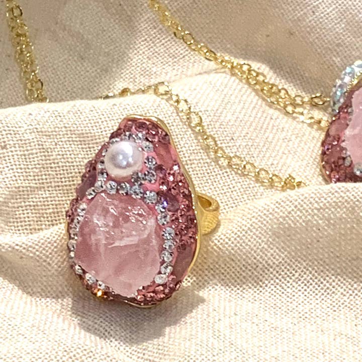 ISANA DRUSA ROSE QUARTZ RING - Adjustable ring with NATURAL ROSE QUARTZ and gold-plated and rhodium-plated brass metal for wholesale by Atisha Spiritual Shop