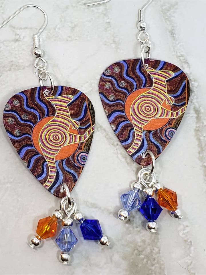 Boucles d'oreilles en forme de médiator en forme de kangourou avec pendentifs en cristal Swarovski pour la vente par Simply Raevyn