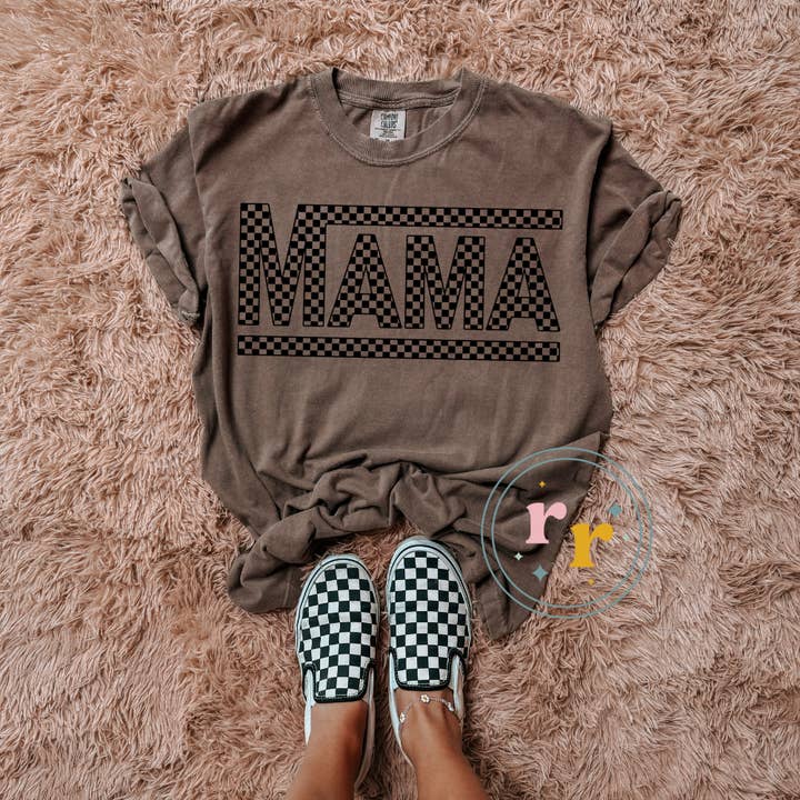 T-shirt graphique Espresso Mama à carreaux pour la vente par Rebellious Rose LLC