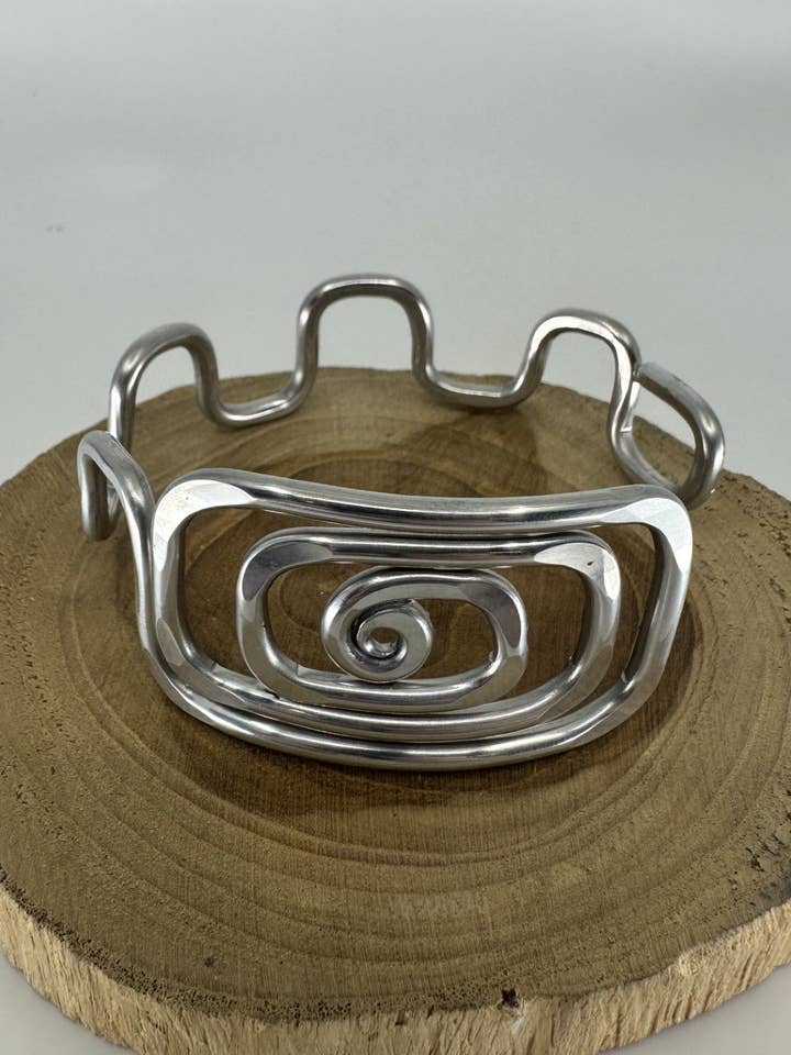 Bracelet torsadé rectangulaire hypoallergénique en aluminium pour la vente par The Artist Jay