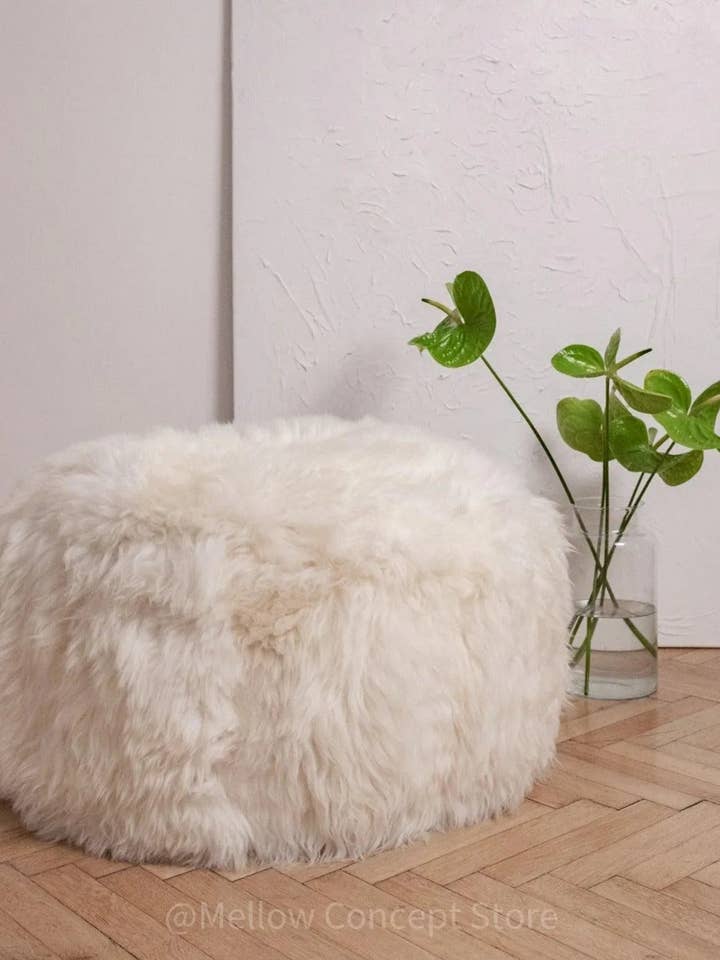 Naturlig lammeskindspuff / fodskammel - hvid for engroshandel hos Mellow