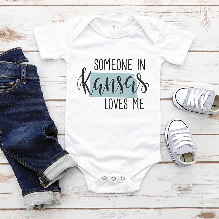 Alguém no Kansas Ama-me Body para Bebé por atacado de Itsy Bitsy Bella Co