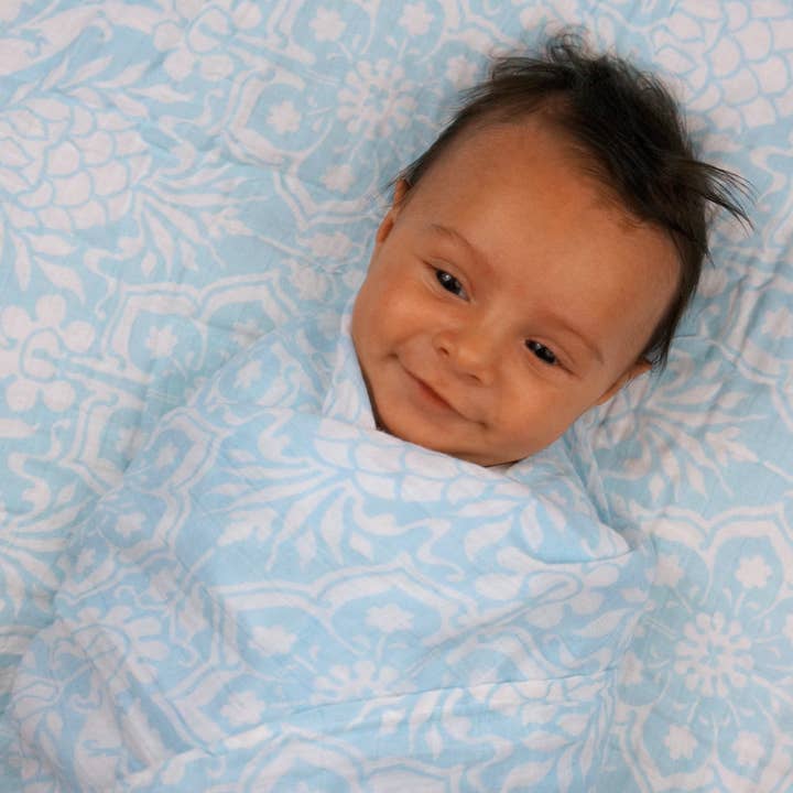 Coperta Swaddle in mussola floreale blu per la vendita all'ingrosso da parte di Bambino Land