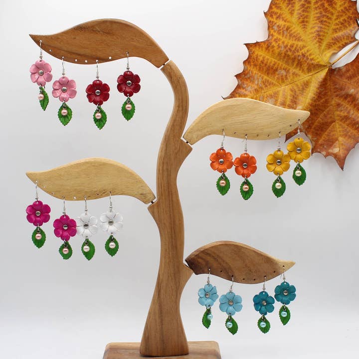 Sunflower Handmade leather inc – wholesale Hängande örhängen – handgjorda läderblomörhängen i olika färger0