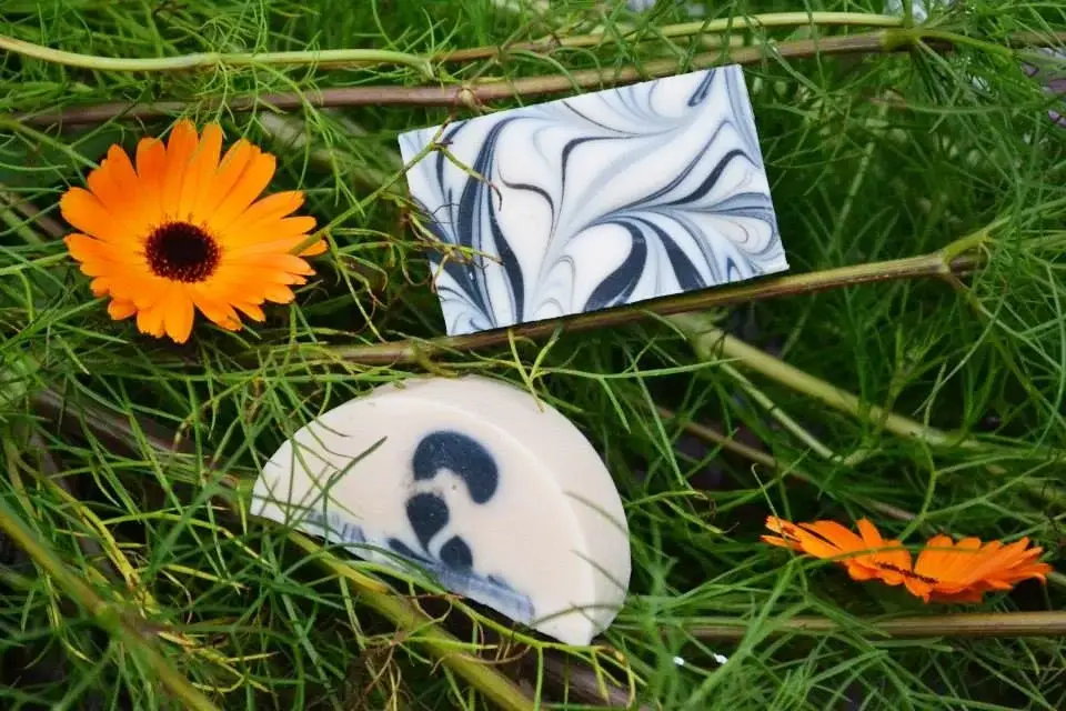 Harmonie Savon - Wholesale Bar Soap - Mare's milk soap - Black and White - 100 g Bulk1