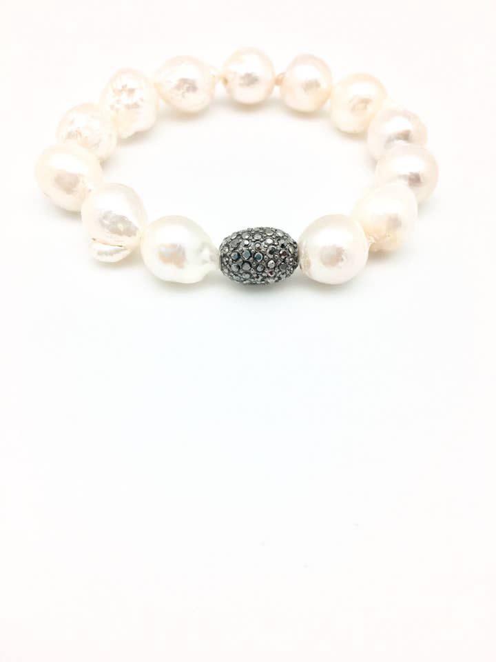 Pulsera Annie con perla barroca blanca o abalorio de shambala para venta al por mayor de In2 design