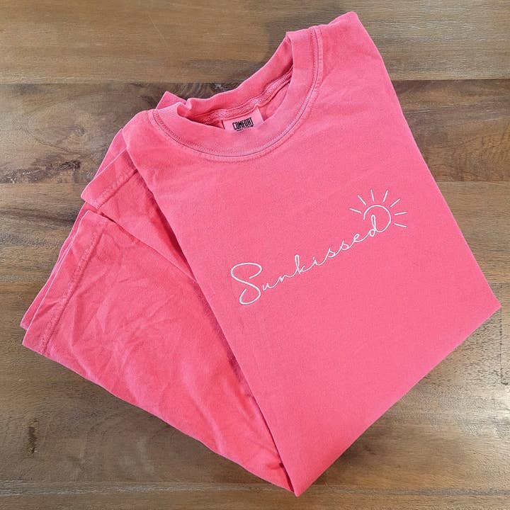 Broderad solkyssad sommart-shirt | Comfort Colors Tee för wholesale av Penelope Annen Design