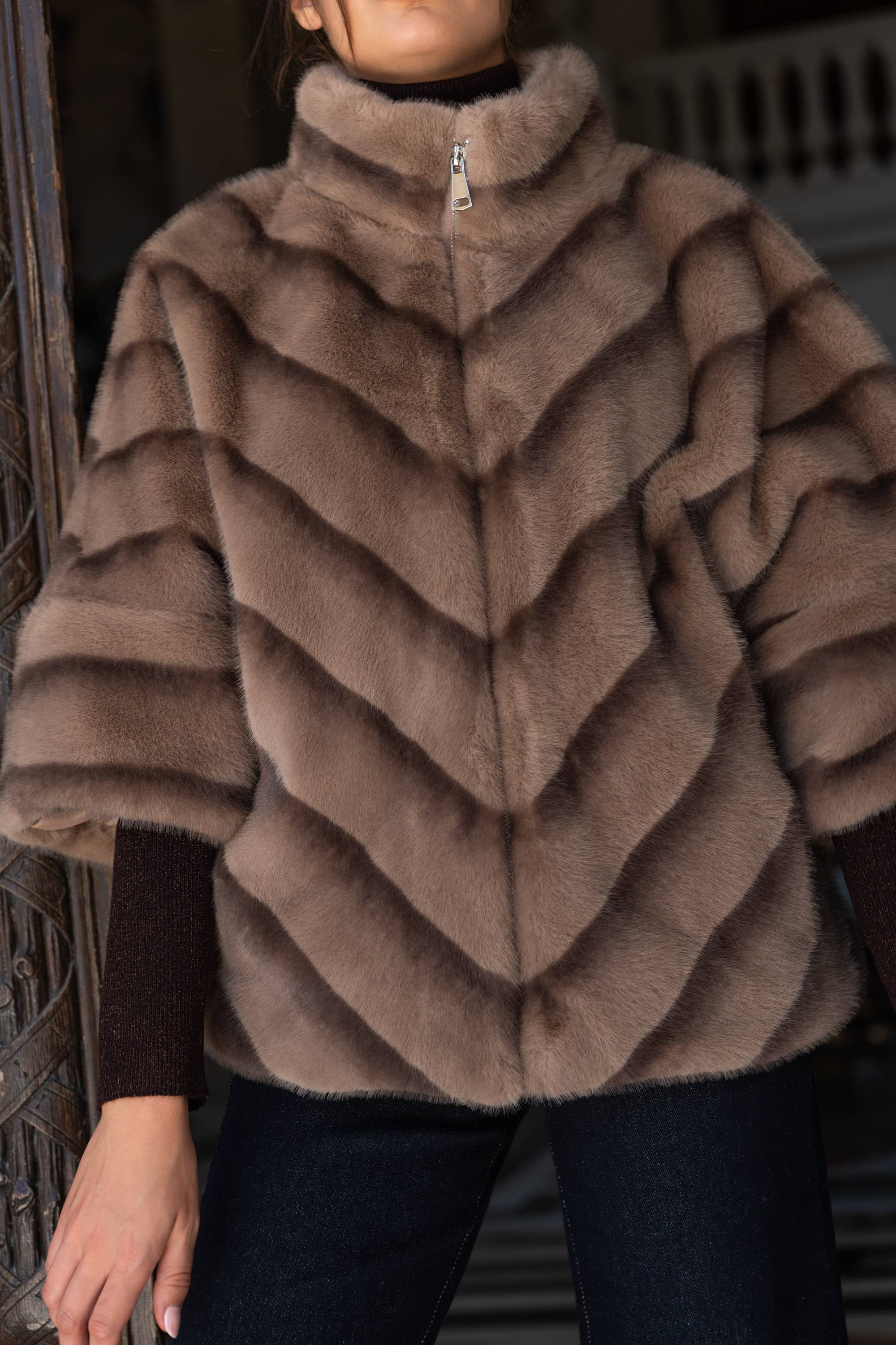 CHOKLATE PARIS - Wholesale Fur/Faux Fur Coat - Women's - Copenhagen faux fur cape jacket - Y1249