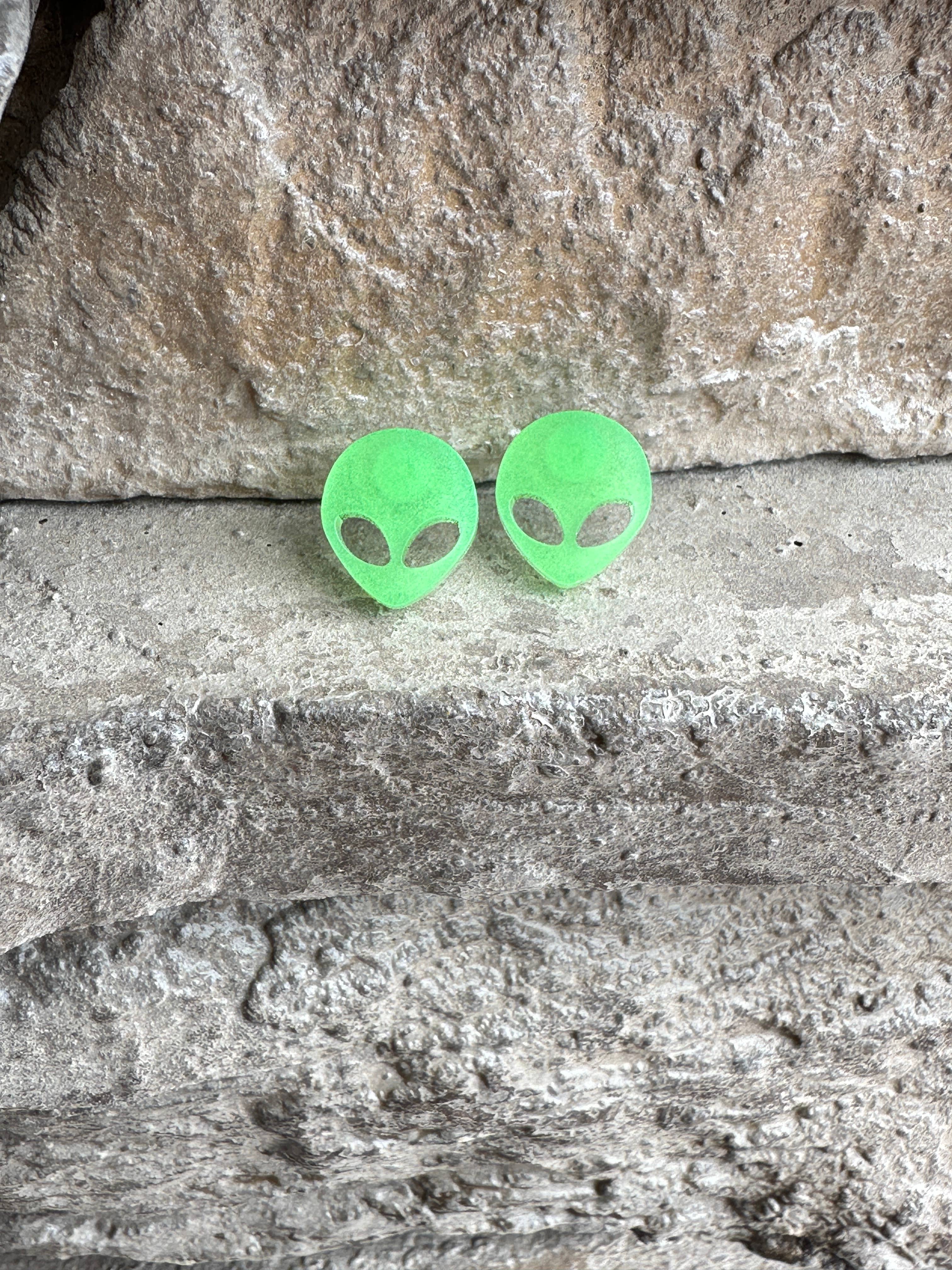 Laser & Color Designs LLC - Vente Clous d'oreille - Boucles d'oreilles extraterrestres, boucles d'oreilles d'Halloween, brillent dans le noir4