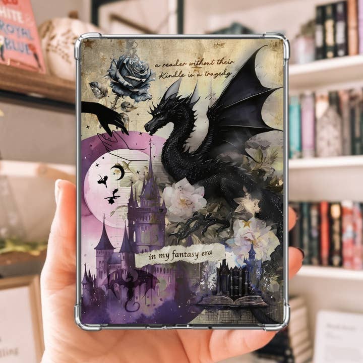 Insert de Kindle Dragon Fantasy avec superposition scintillante, Insert de Kindle Romantasy Reader Clear Case, Design In My Fantasy Era pour la vente par Purely Bookish