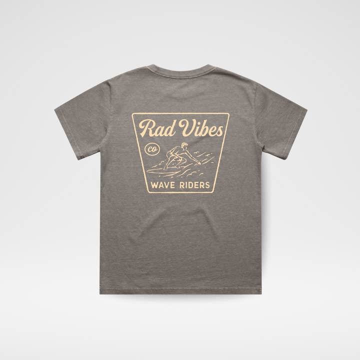 THE MAVERICKS TEE - FALMET GRÅ for engroshandel hos Little Rad Things