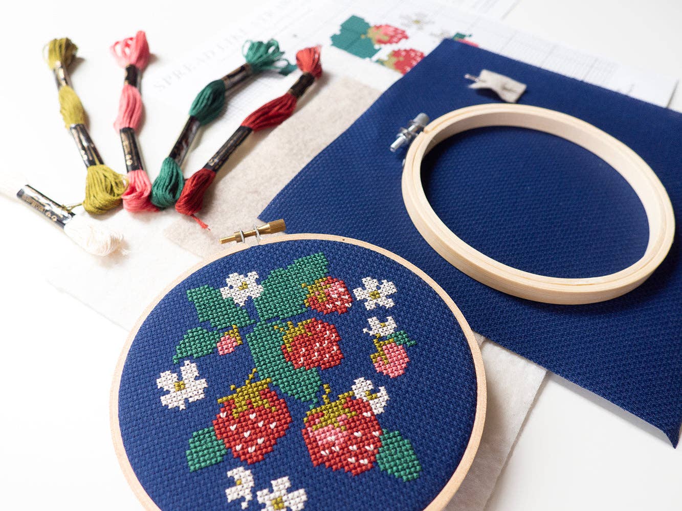 Junebug and Darlin – Großhandel Kreuzstich-/Stickzubehör – Set Spread Like Strawberries2