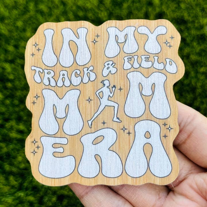 „IN MY TRACK & FIELD MOM ERA“ Bambus Træklistermærke - Mom Eras for engroshandel hos AFK Design Co