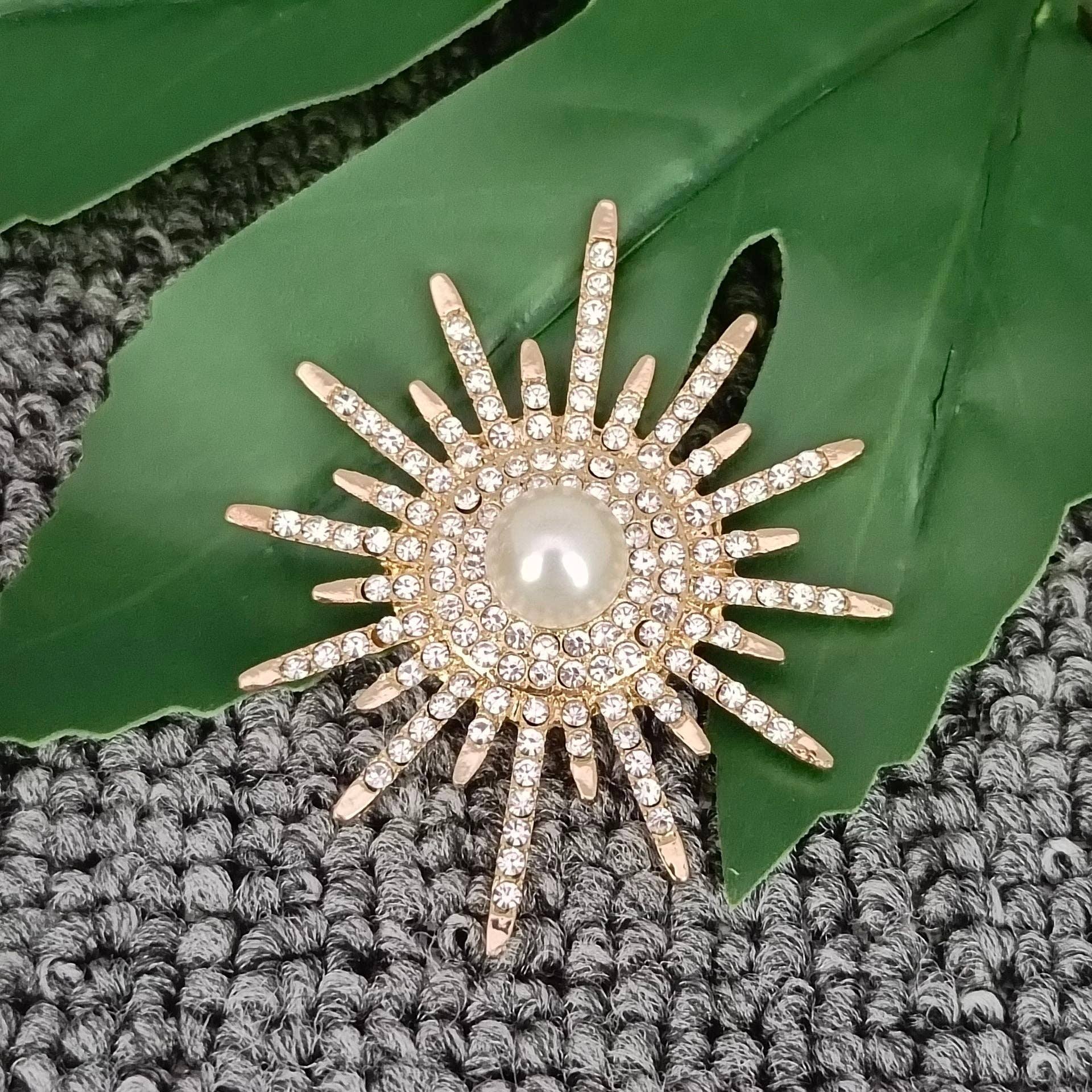 Mio Queena – Engroshandel Broche – Solsikke-broche i metal med cubic zirkonia7