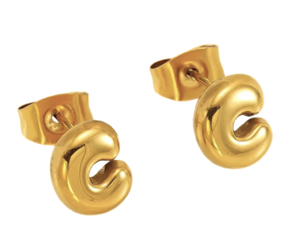 Gult guld HoopLa boblebogstav mini ørestikker i stål med 18K guld for engroshandel på Faire4