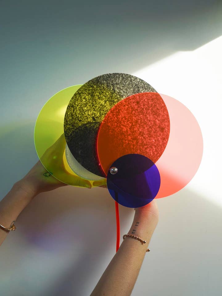 Halo Lampe Bunte modulare Wandleuchte aus recyceltem Kunststoff für den Großhandel von RAYON VERT STUDIO