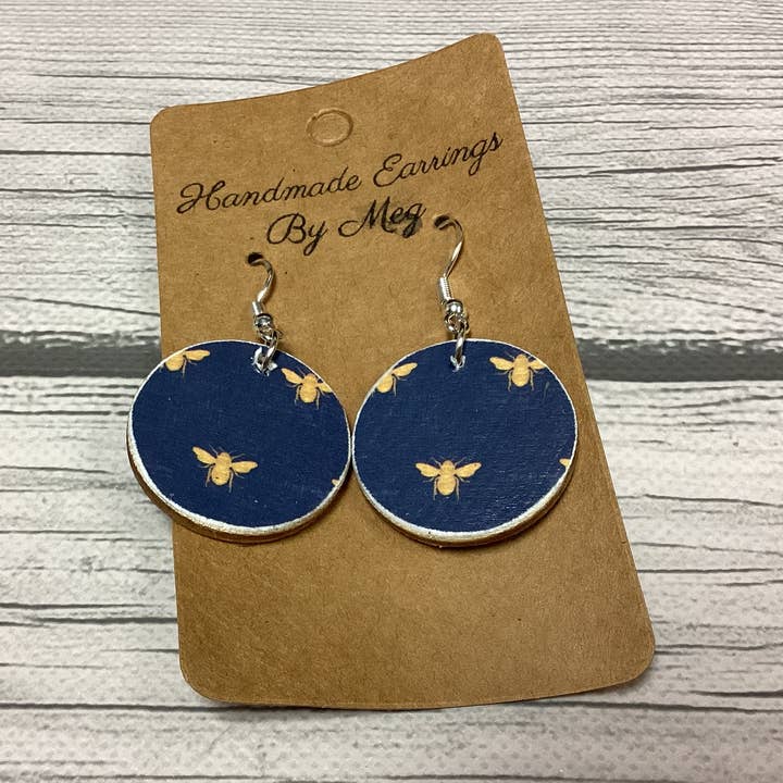 Marinblå bakgrund med bin 1 tum för wholesale av Handmade Earrings By Meg