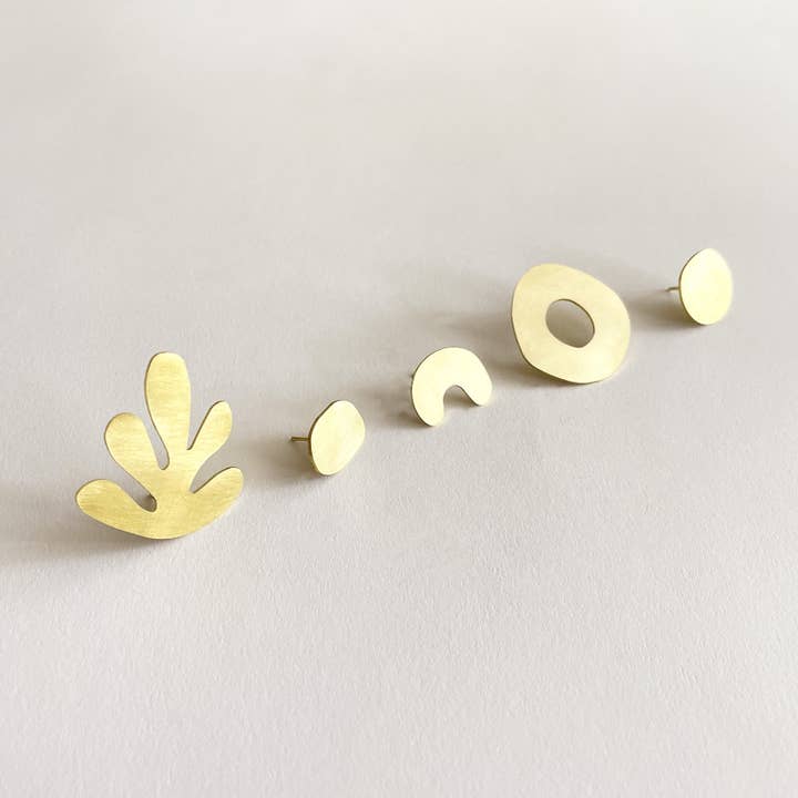 Set orecchini in ottone ispirati alle alghe marine per la vendita all'ingrosso da parte di Tom Pigeon