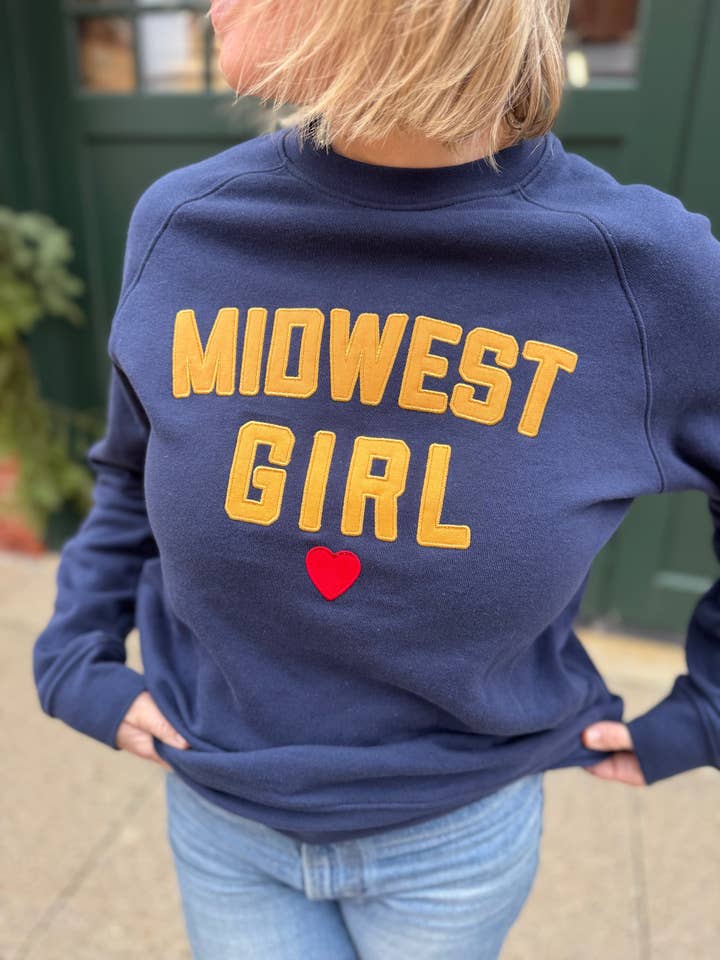 Crew Midwest Girl avec appliqué en bleu marine pour la vente par The Midwest Girl