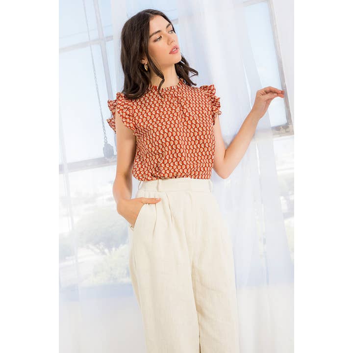 Bluse mit abstraktem Muster und Rüschenausschnitt in Rostfarbe. für den Großhandel von THML