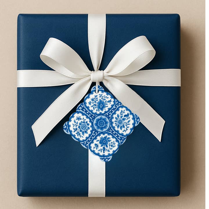 Ensemble d'étiquettes-cadeaux à bord festonné floral bleu et blanc Chinoiserie pour la vente par Design Carolinas