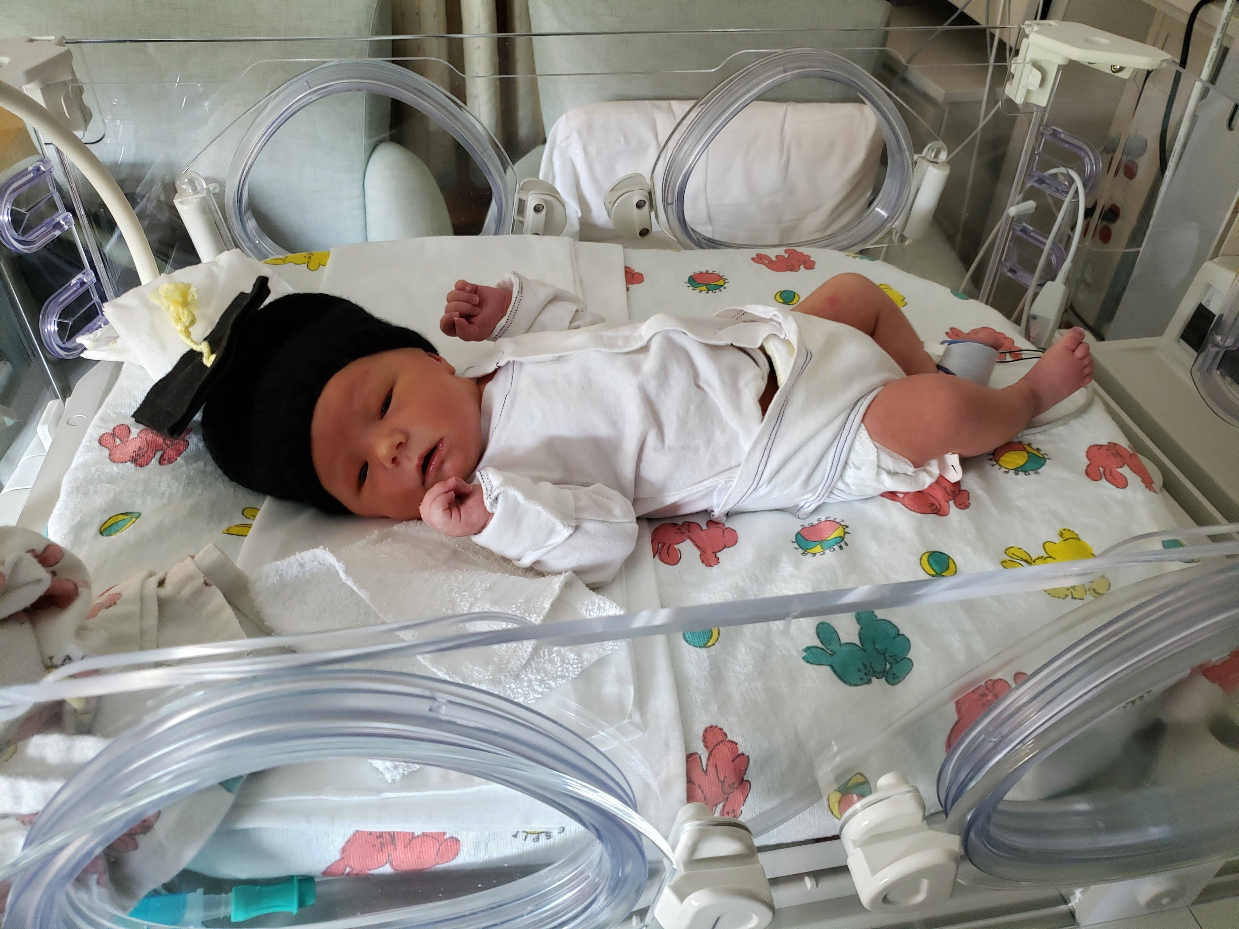 Skadoosie® – Macacão - Bebé por atacado – Skadoosie® orgânico para prematuros de mangas longas (creme)1