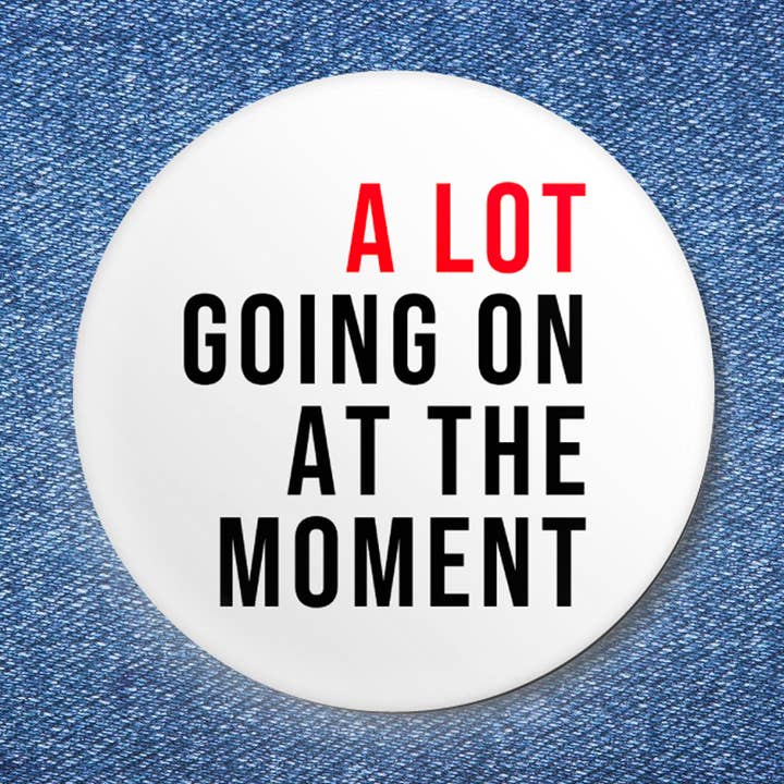Botão MUITA COISA ACONTECENDO NO MOMENTO (1,50") por atacado de BOBBYK
