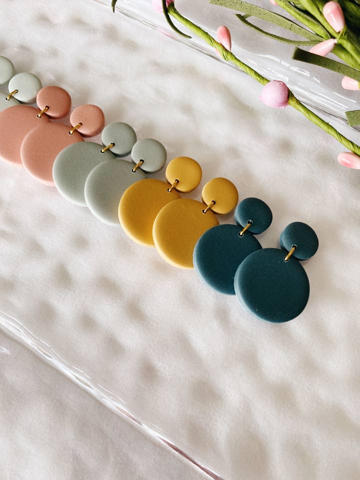 Shelby - Boucles d'oreilles en pâte polymère fabriquées à la main pour la vente par SageClayCo