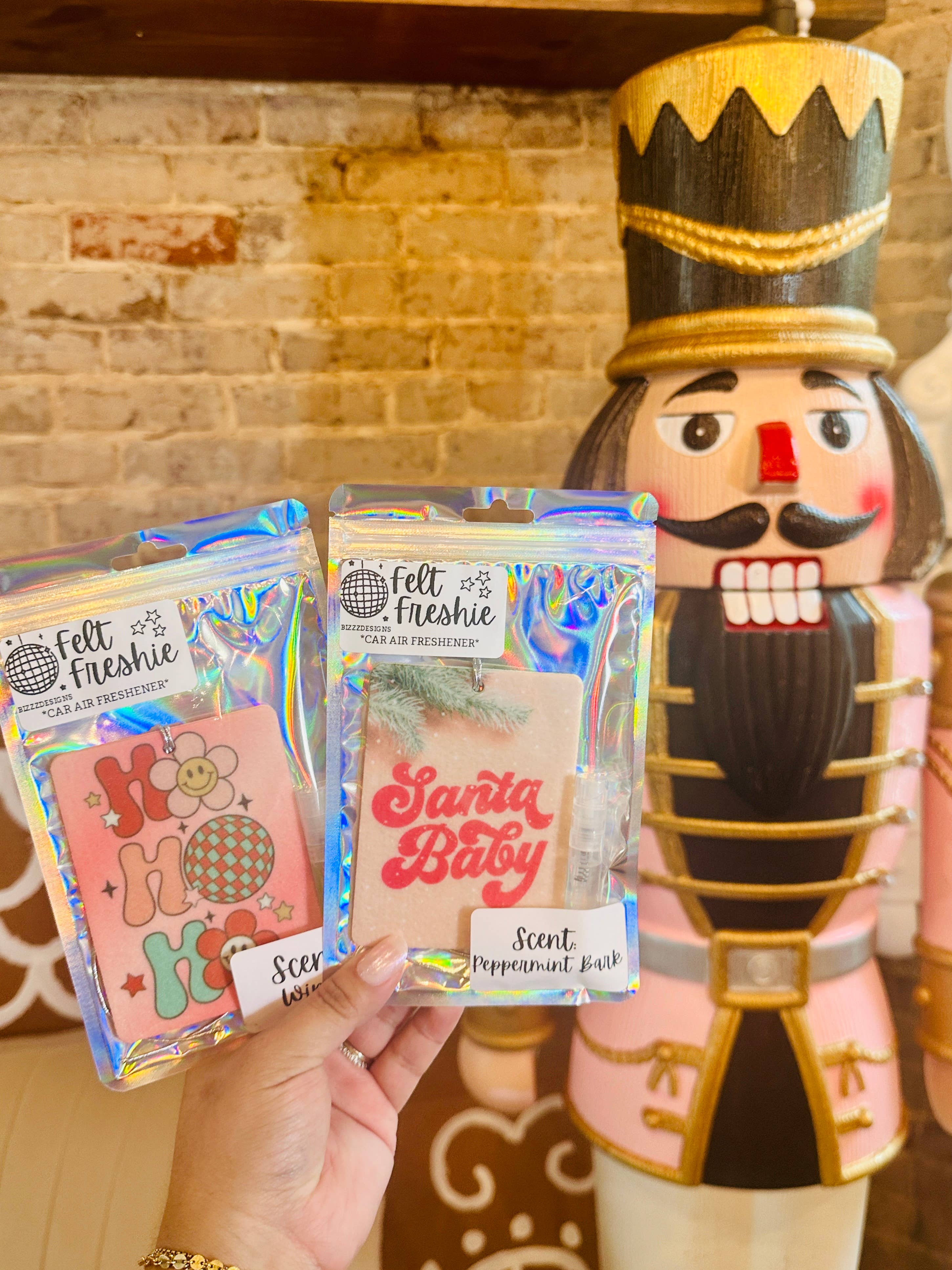 Bizzz Designs – Engroshandel Luftfrisker til bilen – til kvinder – Pink Christmas Filt Freshie Bundle af 10 | XMAS Freshies1