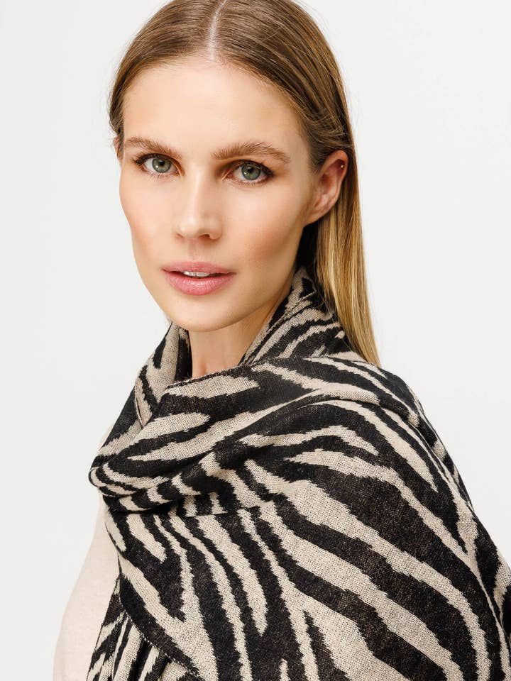 Écharpe Zebra Exclusive en mohair (noir) pour la vente par Mohair&Angora