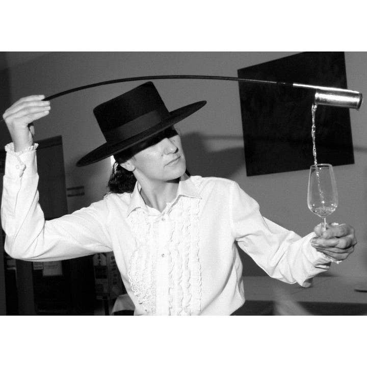 Venenciadora che usa una venencia per versare per la vendita all'ingrosso da parte di Retrospect Greeting Cards