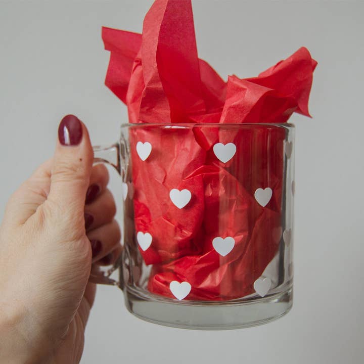 Tasse en verre transparent motif cœur pour la vente par Butler Design Co.