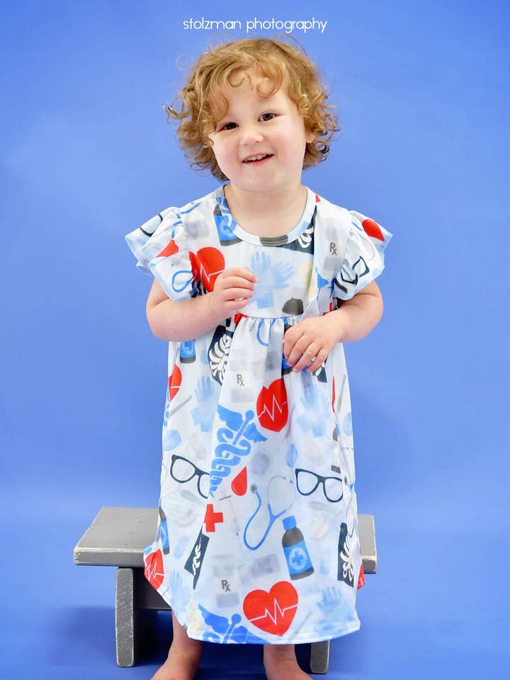 Arzt inspiriertes Flutter-Milchseidenkleid für den Großhandel von Great Lakes Kids Apparel