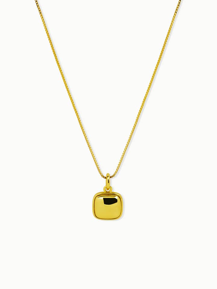 Collier à pendentif carré sculpté en or Cara pour la vente par Ounce