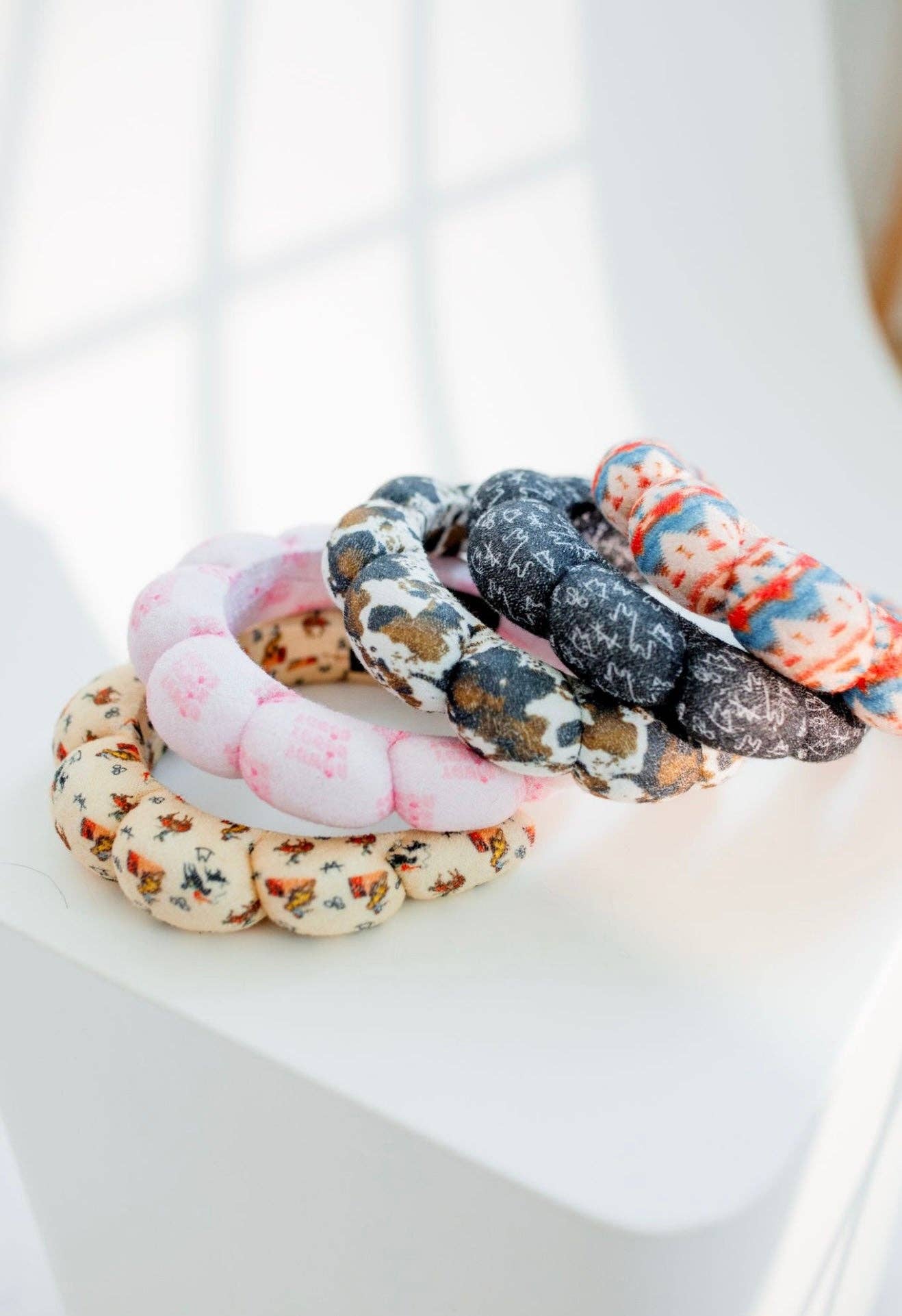 The Front Porch Label - Vente Bandeau pour le spa - Bandeau en cuir de vache « Get Ready With Me » pour soin de la peau1