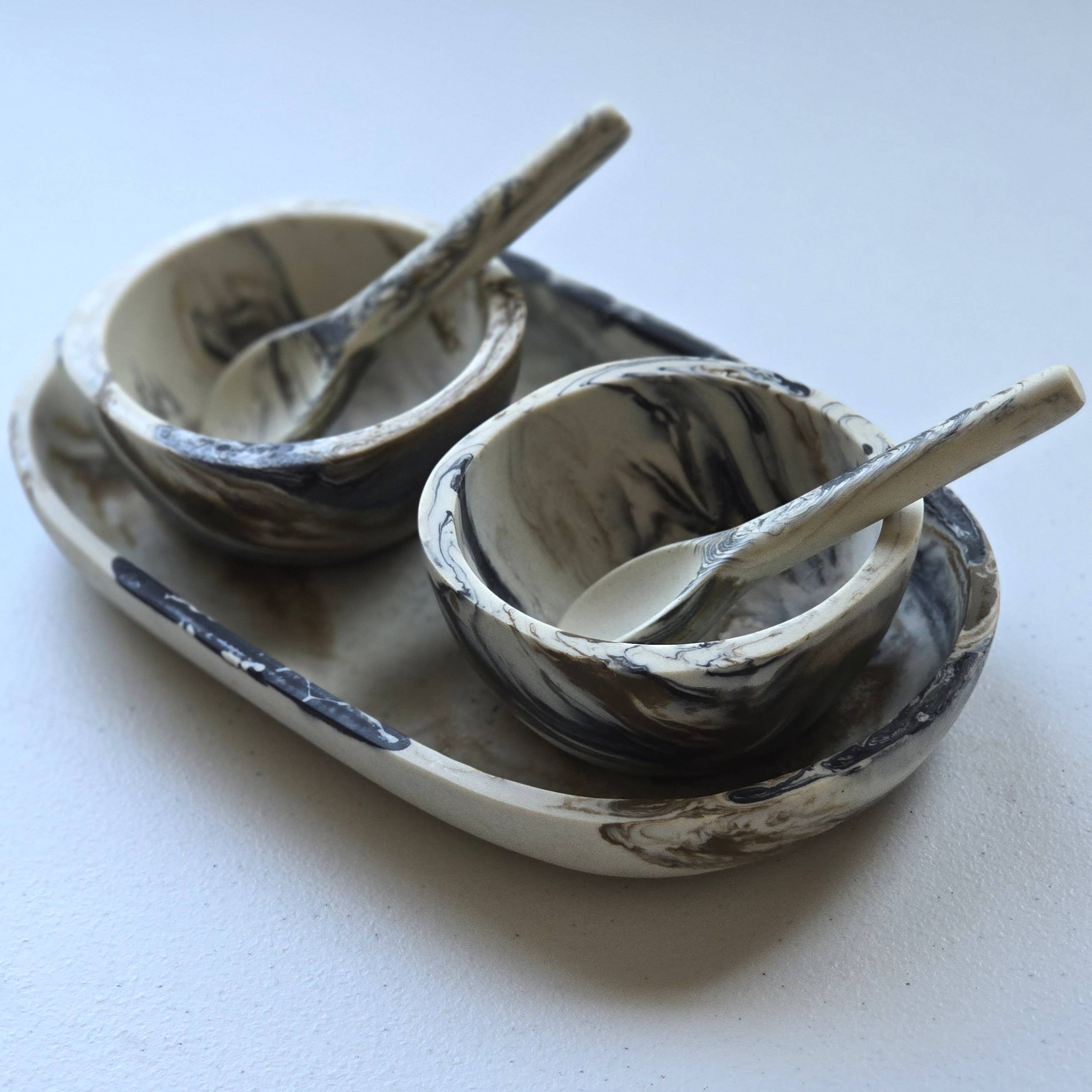 Gibb & Daan – Engroshandel Serveringsbakke – Lille serveringsbakke med 2 skåle og skeer - Håndhældt harpiks30