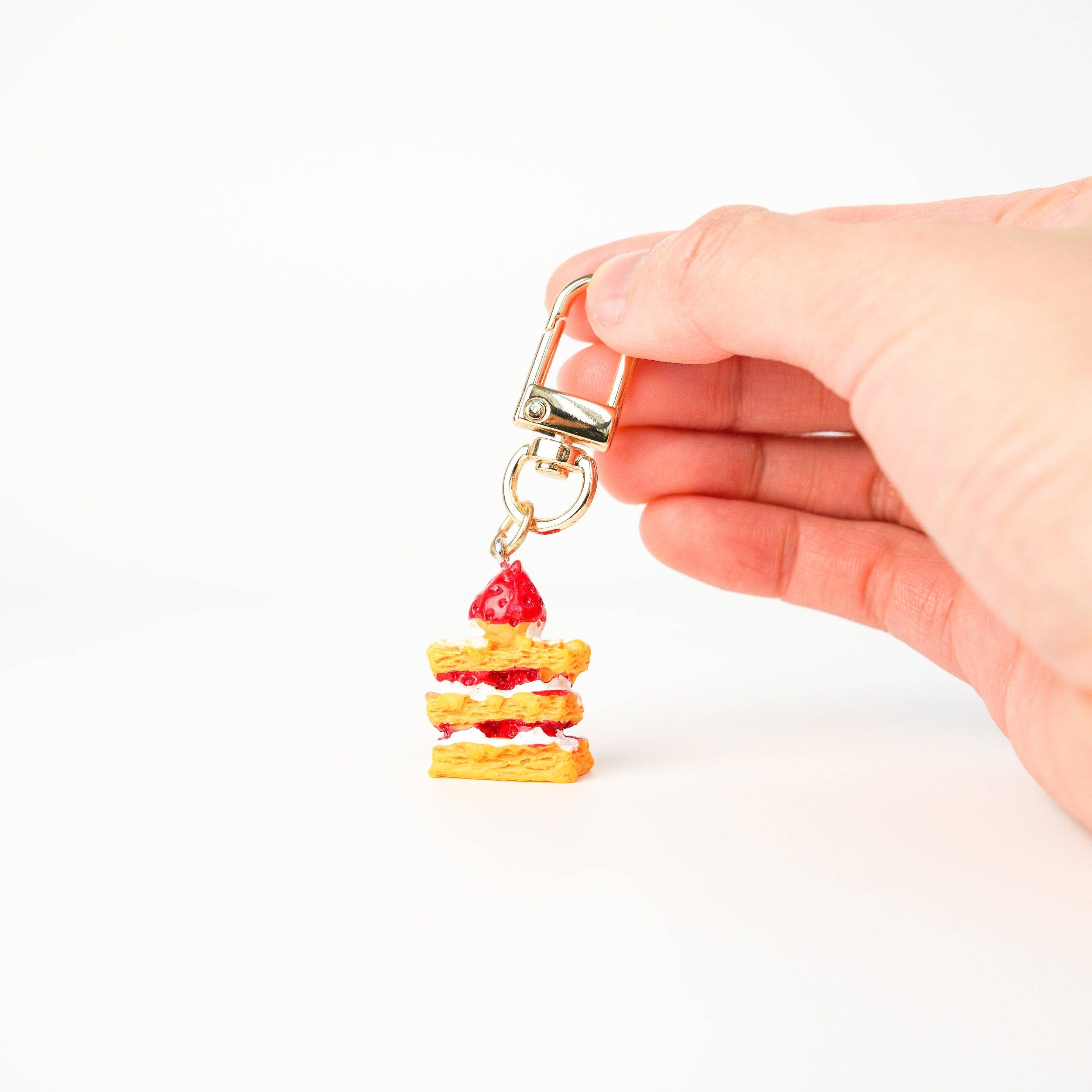 Mini Story Co – Porta-chaves - Mulher por atacado – Chaveiro Bolo de Morango5