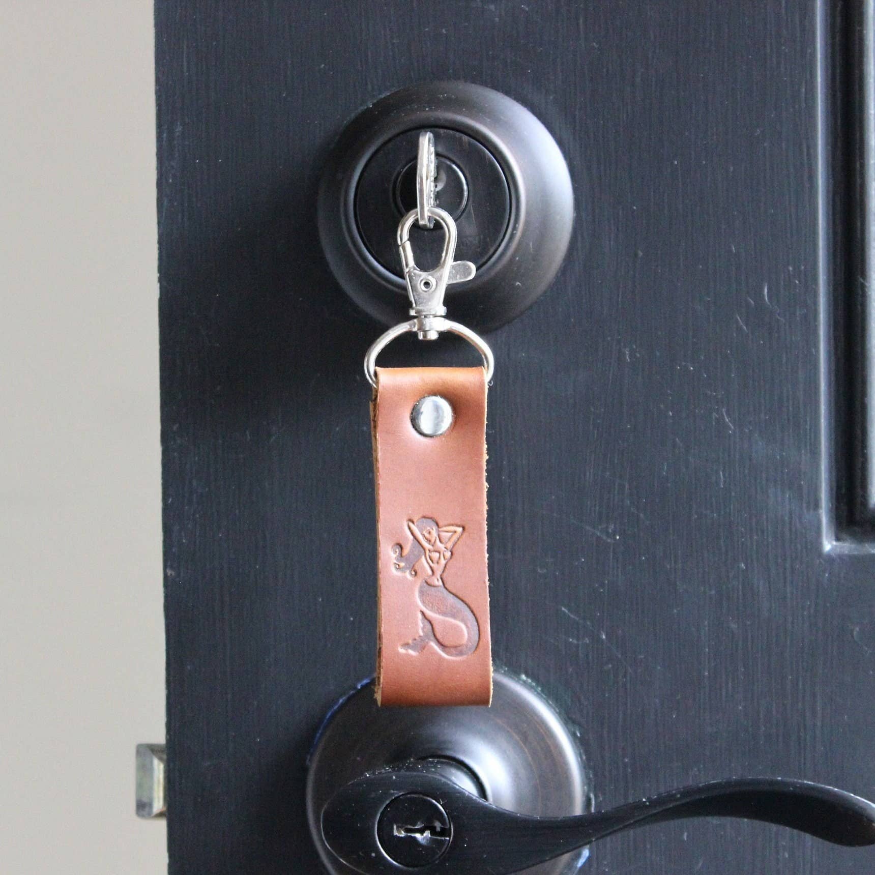 Mermaid and Sailor - Venta al por mayor Llavero - Unisex - Llavero de piel marrón con forma de sirena hecho a mano en EE. UU